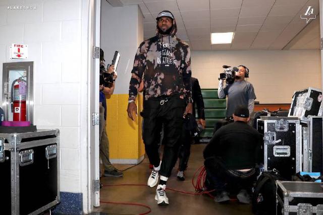 早报：推开门重逢再相拥？（早报：开门相逢，能再拥抱吗？）