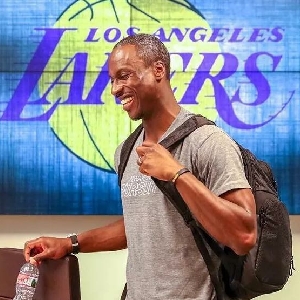 扛起老鹰进攻！亚历山大-沃克半场高效20分带队追分（亚历山大-沃克半场轰20分，领衔老鹰展开追分潮）